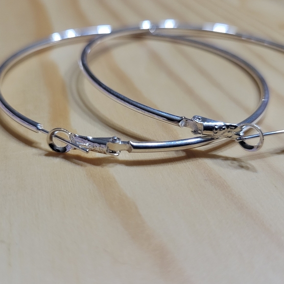 Thin Silver Round Hoop Lightweight Earrings NEW - Picture 4 of 9